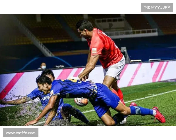 雨战中球员换鞋调整，场地条件影响技术发挥